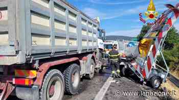Camion travolge un mezzo dello sfalcio erba in superstrada: un ferito - LA NAZIONE