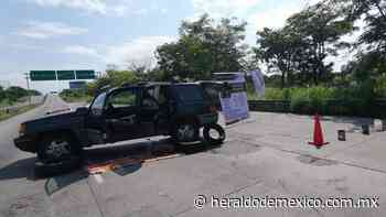 VIDEO: Autoridades desalojan a familiares de desaparecidos que bloqueaban autopista Guadalajara-Manzanillo - El Heraldo de México