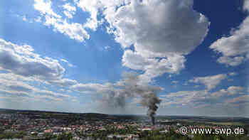 Großbrand in Metzingen: Schwarze Rauchsäule über der Stadt - Alu-Gießerei und Lagerhalle in Vollbrand - SWP