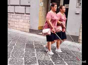 Bacoli, gemelle non vedenti camminano aiutate dal bastone - Roccarainola.net