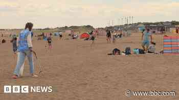 Sutton on Sea beach litter group urges visitors to act responsibly - BBC