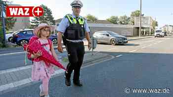 Polizei in Witten hilft i-Dötzchen beim Schulstart - WAZ News