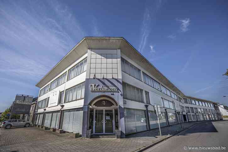 Buurt heeft geen problemen met vaccinatiecentrum in oude meubelzaak: “Weinig Gelenaars zullen een traan laten als Meubelen Verhaegen wordt afgebroken”