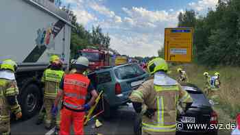 Sechs Verletzte nach Unfall : Rettungswagen kollidiert mit Gegenverkehr auf B106 bei Wismar - svz – Schweriner Volkszeitung