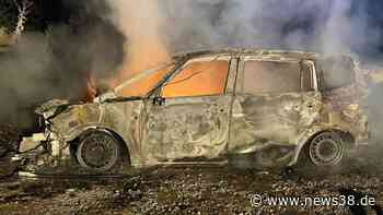 Kreis Helmstedt: Auto fackelt ab – Feuer geht auf Umgebung über - News38