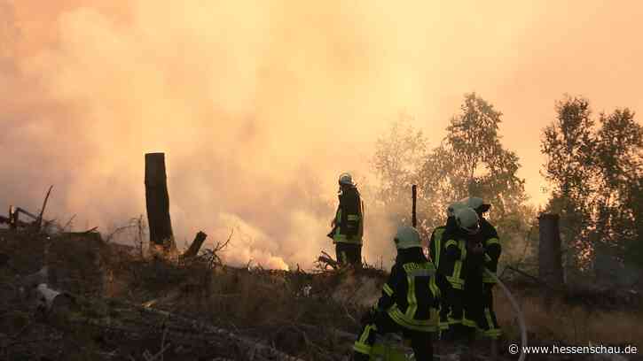 Löscharbeiten mit Helikopter: Feuerwehr kämpft weiter gegen Waldbrand bei Dillenburg - hessenschau.de