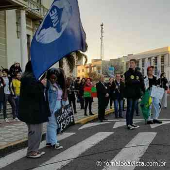 Estudantes vão as ruas de Erechim em defesa da educação, democracia e eleições livres - Jornal Boa Vista
