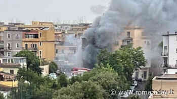 Incendio a Torre Maura: negozio in fiamme, colonna di fumo nero in cielo