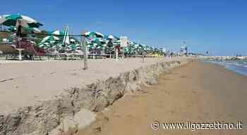 Jesolo, alta marea e onde: peggiora il maxi gradino in spiaggia. «Un metro e mezzo di dislivello» - ilgazzettino.it