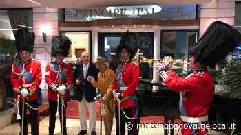 A Jesolo la finta regina Elisabetta fa tappa al Principe Palace: tutti in fila per gli autografi - Il Mattino di Padova