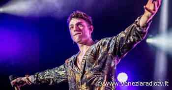 Irama, pop star italiana del momento, nella spiaggia del faro di Jesolo - Televenezia