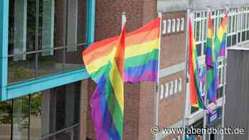 CSD in Hamburg: Glinde hisst Regenbogenflagge vor dem Bürgerhaus - Hamburger Abendblatt