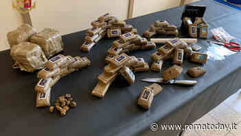 Mezzo chilo di hashish in auto, in casa altri 6,5 chili