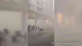 Maltempo, la furia del vento a Bari: le sedie del bar spinte via a velocità incredibile - Repubblica TV