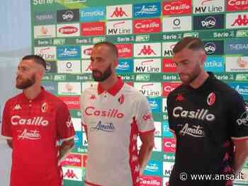 Calcio: Bari presenta le nuove maglie per la B - Agenzia ANSA
