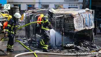 Feuerwehr Hamburg: Großeinsatz bei Autowerkstatt: Zwei Transporter brennen