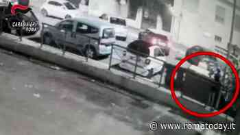 VIDEO | Il piromane seriale di Roma, ecco come dava fuoco a cassonetti e arredi dei bar