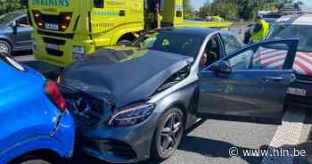 E40 opnieuw vrij richting kust na kettingbotsing in Nevele - Het Laatste Nieuws