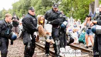 Polizei setzt Wasserwerfer gegen Klima-Demonstranten ein