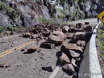 Deslizamento de pedras bloqueia trânsito na BR-116, em Caxias do Sul - Globo.com