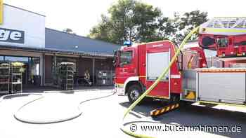 Supermarkt-Dach in Gefahr: Feuerwehr löscht brennende Bäume in Stuhr - buten un binnen
