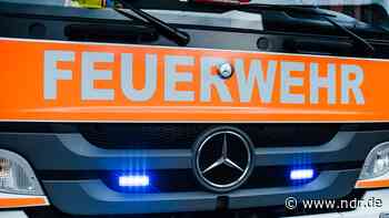 Uthwerdum: Feuerwehr entdeckt nach Brand einen Toten - NDR.de