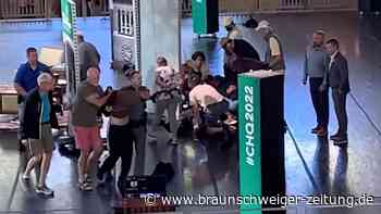 Salman Rushdie auf Bühne mit Messer angegriffen