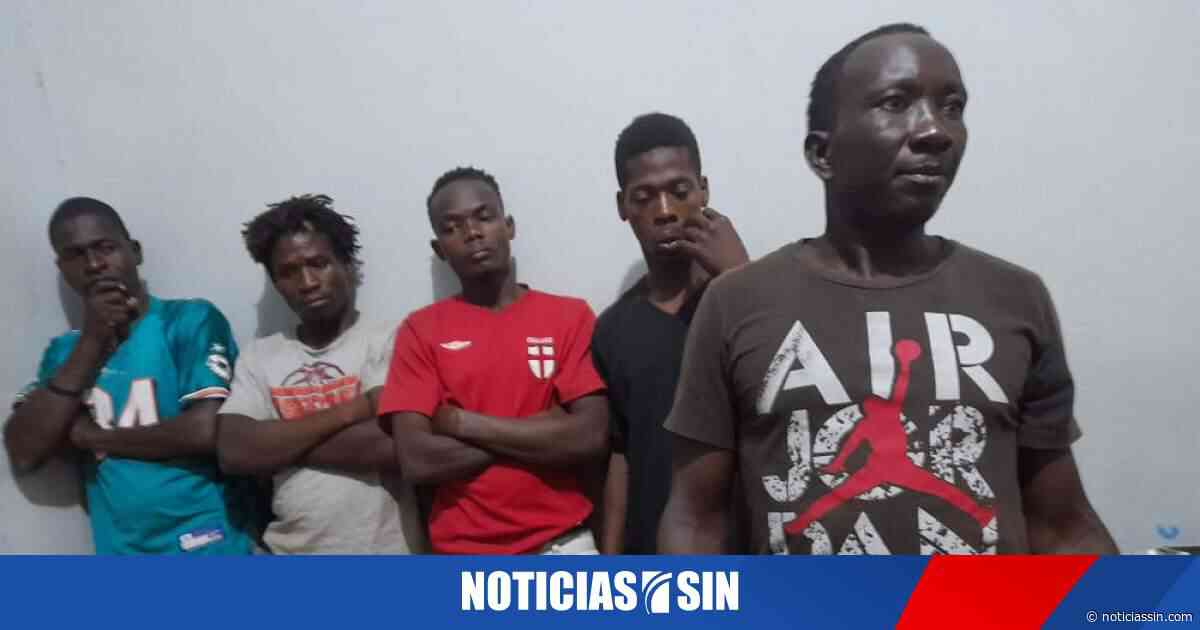 Policía Nacional apresa 24 haitianos indocumentados en Azua de Compostela - Noticias SIN