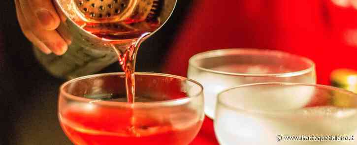 Quanto influisce l’alcol sulla linea, è vero che bere fa ingrassare? L’esperto: “Due bicchieri al giorno per un mese fanno prendere un chilo”