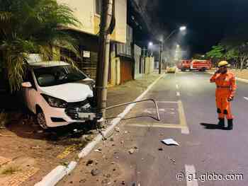 Motorista perde o controle da direção e bate em poste em Araguari - Globo.com