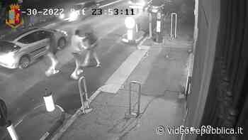 Monza, le immagini della violenta aggressione a un 19enne: due denunciati - Repubblica TV