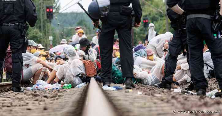 Zusammenstöße bei Blockaden nach Klimademos in Hamburg