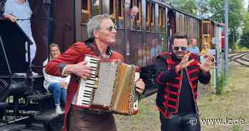 Zwei Männer umarmen die Musik | Lokale Nachrichten aus Blomberg - Lippische Landes-Zeitung