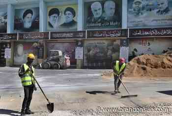 Salman Rushdie on ventilator after stabbing, may lose an eye - The Brandon Sun