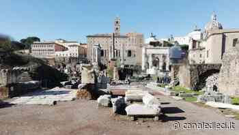 Roma, sfregio all'Arco di Augusto: due statunitensi volevano lasciare la firma - Canale Dieci