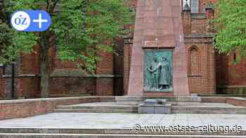 Neuer Markt Stralsund: Obelisk erhält Bronzerelief zurück - Ostsee Zeitung