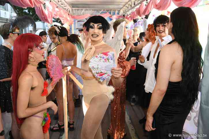 Niets dan lachende gezichten op bloedhete Antwerp Pride-parade: “Wees jezelf en maak een feestje van je leven”
