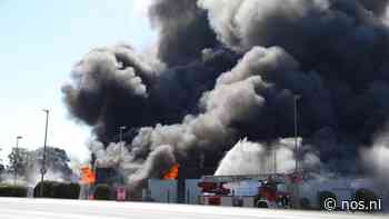 Dichte rook boven Gelderland en Limburg door grote brand in Duitsland - NOS
