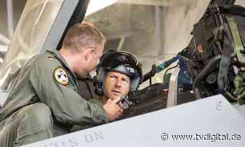 Henning Baum lernt bei der Bundeswehr im Meer zu überleben - TV Digital