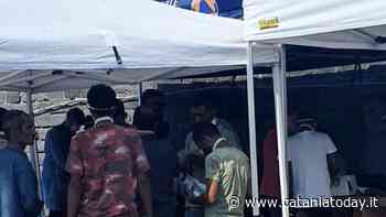 La nave Dattilo della guardia costiera arriva al porto di Catania con 278 migranti - CataniaToday