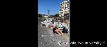 Catania, turista scatta foto-ricordo con i rifiuti della città come sfondo [FOTO] - Liveunict | Magazine sull'Università di Catania