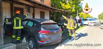 Scontro tra tre auto a Guastalla: una quasi abbatte la tettoia di una casa - Reggionline