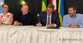 Saskatchewan welcomes more Ukrainians to the Prairies after flight arrives - Global News