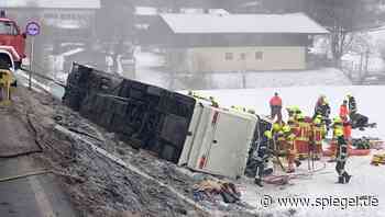Traunstein in Oberbayern: Dutzende Verletzte nach Unfall mit Reisebus - DER SPIEGEL - DER SPIEGEL