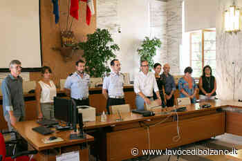 La Giunta di Merano si presenta alle forze della Polizia locale - La Voce di Bolzano
