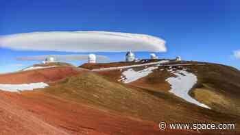 Flying saucer-shaped cloud floats above Hawaiian telescopes (photo)