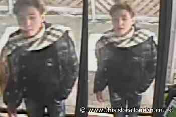 Greenwich: Met Police release images after attempted robbery on bus