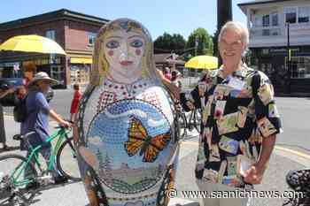 PHOTOS: Oak Bay pairs opera and ice cream with sculpture launch - Saanich News