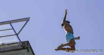 Turmspringer begeistern bei Geburtagsfete zum 50. im Warmfreibad - Kaiserslautern - Rheinpfalz.de