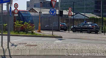 Mestre, picchia la fidanzata sulle rotaie e minaccia i passanti con una mazza: tram bloccato mezz'ora - ilgazzettino.it